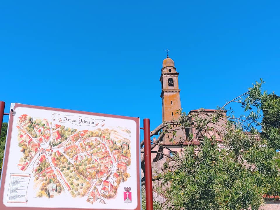 Il campanile e la mappa illustrata di Arquà Petrarca